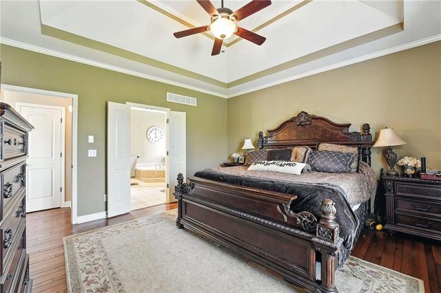 2211 NW Hedgewood Drive, Grain Valley, MO 64029