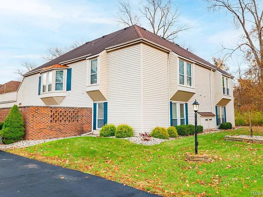 8253 COLONY 1, Grosse Ile, MI 48138
