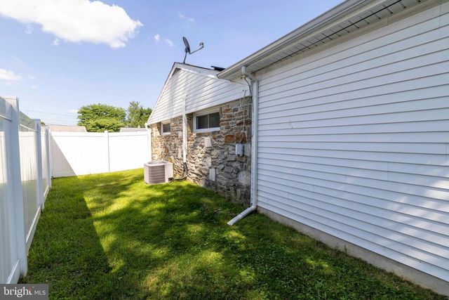 2513 LAUREL DR, Bristol, PA 19007