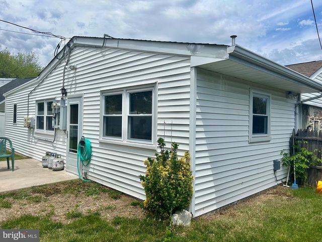 2513 LAUREL DR, Bristol, PA 19007