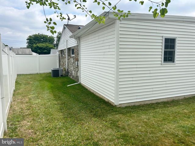 2513 LAUREL DR, Bristol, PA 19007