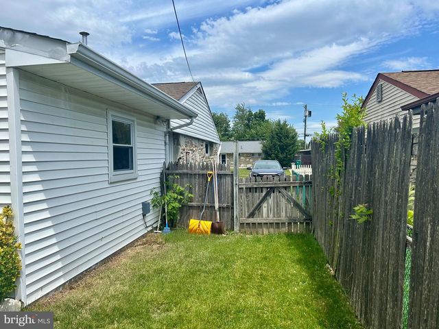 2513 LAUREL DR, Bristol, PA 19007