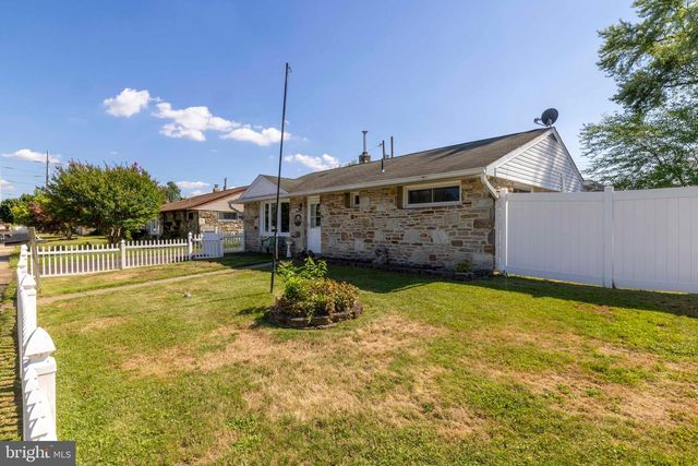 2513 LAUREL DR, Bristol, PA 19007