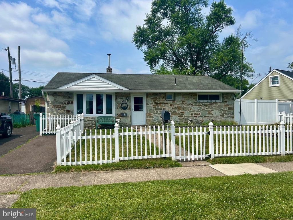 2513 LAUREL DR, Bristol, PA 19007