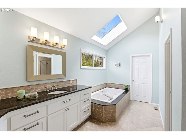 14321 CAMDEN Ln, Lake Oswego, OR 97035