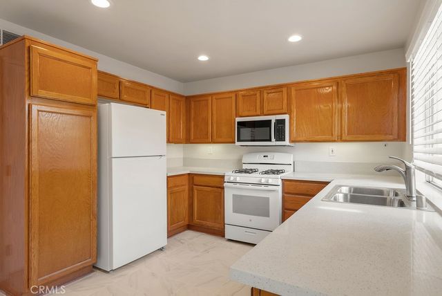 2037 Pine Hurst, Hawthorne, CA 90250