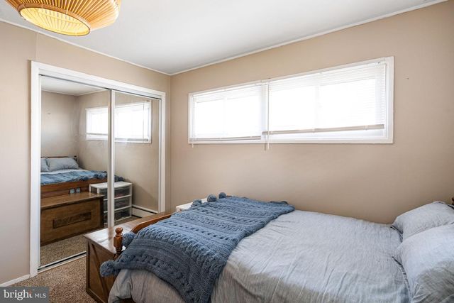 54 MAYFLOWER RD, Levittown, PA 19056