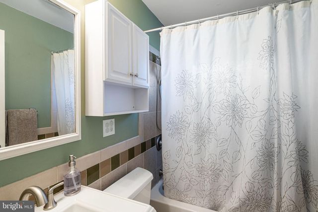 54 MAYFLOWER RD, Levittown, PA 19056