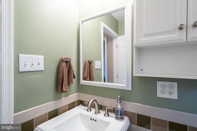 54 MAYFLOWER RD, Levittown, PA 19056