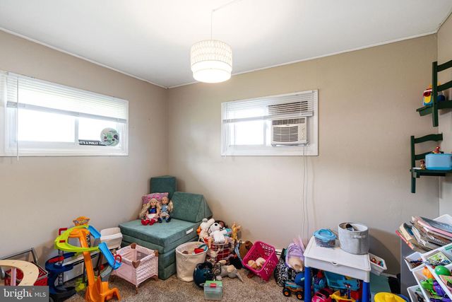 54 MAYFLOWER RD, Levittown, PA 19056