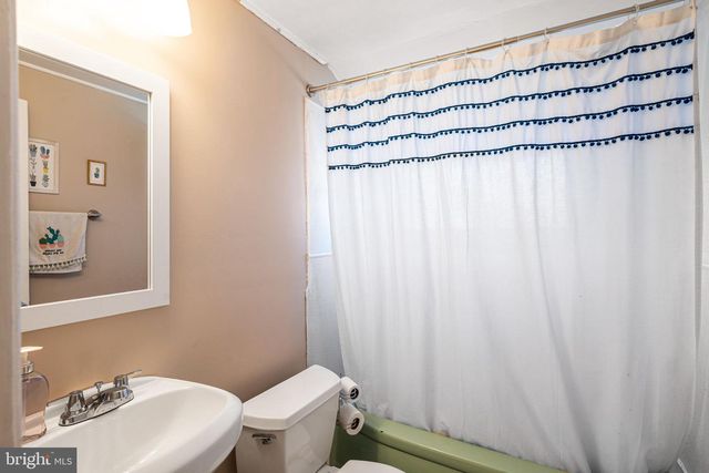 54 MAYFLOWER RD, Levittown, PA 19056