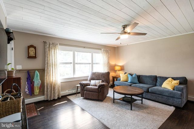 54 MAYFLOWER RD, Levittown, PA 19056