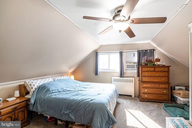 54 MAYFLOWER RD, Levittown, PA 19056