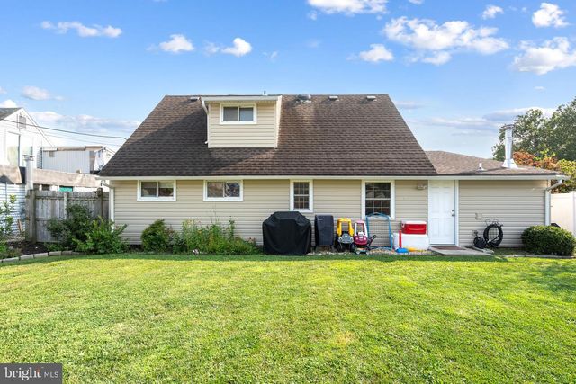 54 MAYFLOWER RD, Levittown, PA 19056