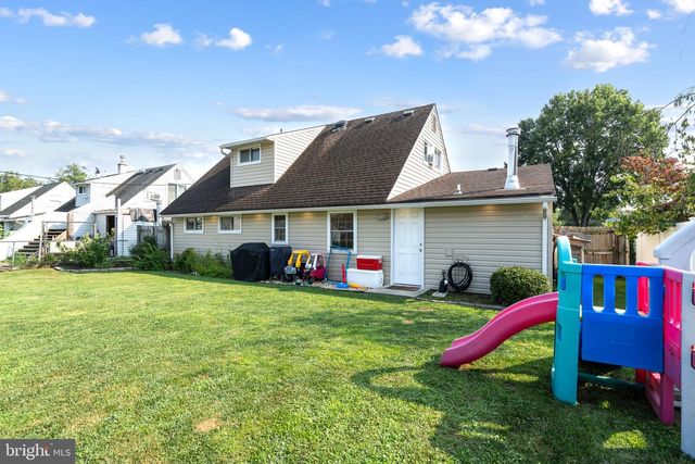 54 MAYFLOWER RD, Levittown, PA 19056