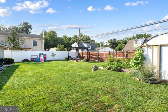 54 MAYFLOWER RD, Levittown, PA 19056