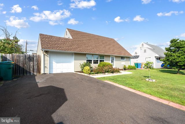 54 MAYFLOWER RD, Levittown, PA 19056