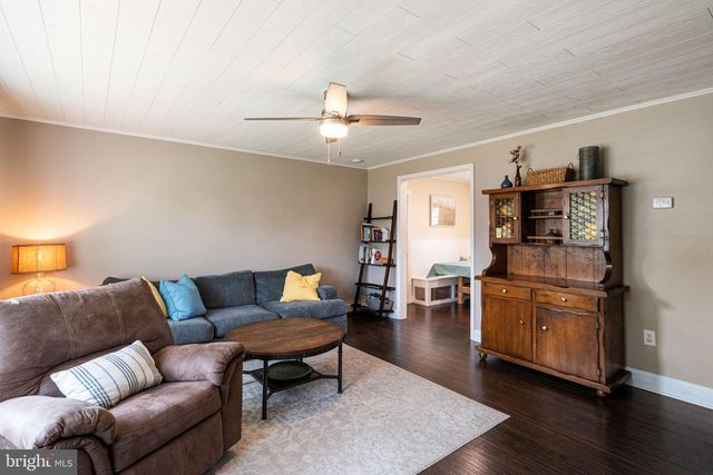 54 MAYFLOWER RD, Levittown, PA 19056