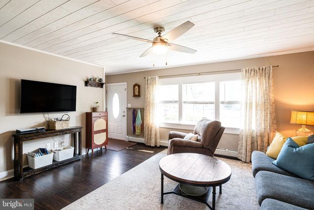 54 MAYFLOWER RD, Levittown, PA 19056