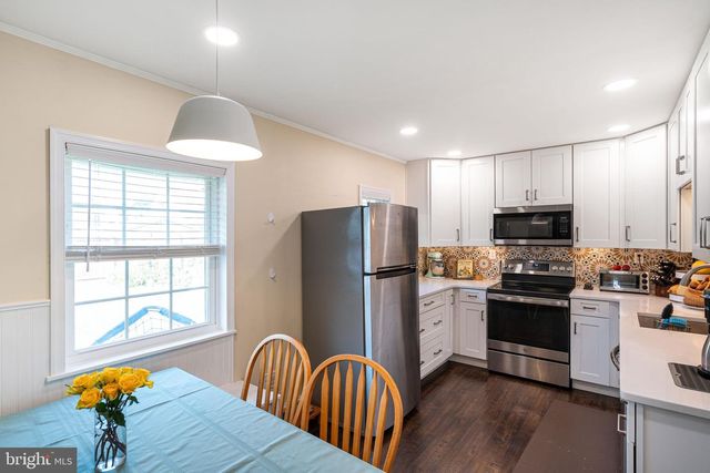 54 MAYFLOWER RD, Levittown, PA 19056
