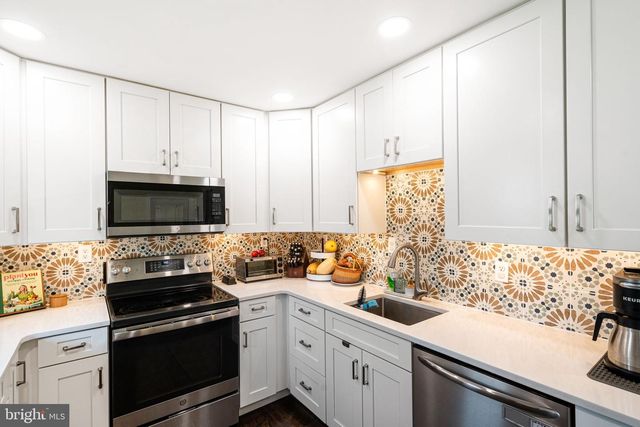 54 MAYFLOWER RD, Levittown, PA 19056