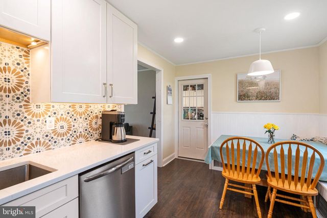 54 MAYFLOWER RD, Levittown, PA 19056