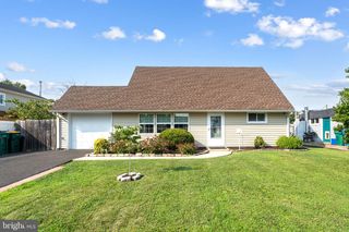 54 MAYFLOWER RD, Levittown, PA 19056