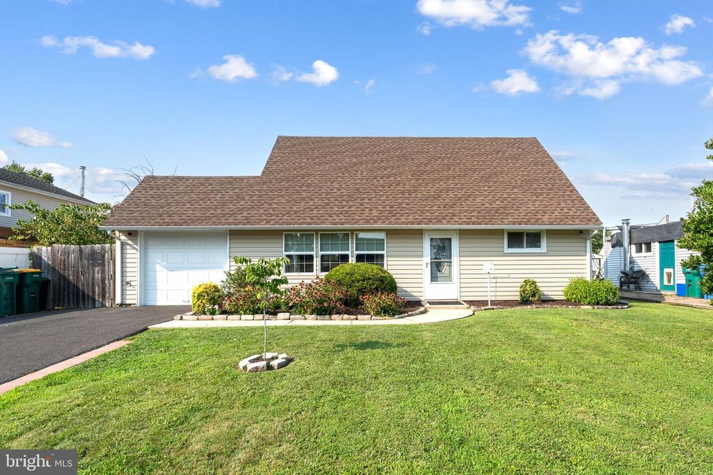 54 MAYFLOWER RD, Levittown, PA 19056
