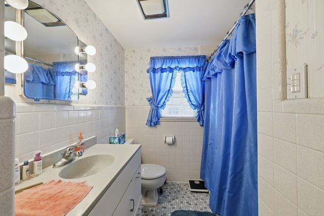48 Weymouth St, Springfield, MA 01108