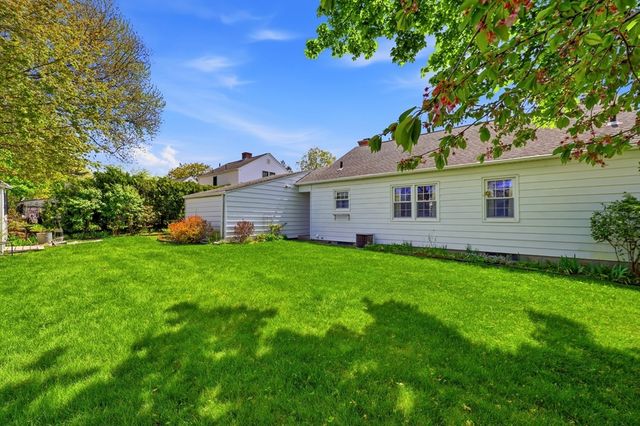 48 Weymouth St, Springfield, MA 01108