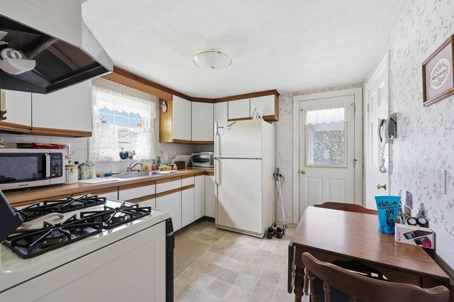 48 Weymouth St, Springfield, MA 01108