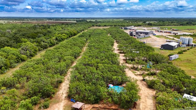 15725 interstate 35, Moore, TX 78057
