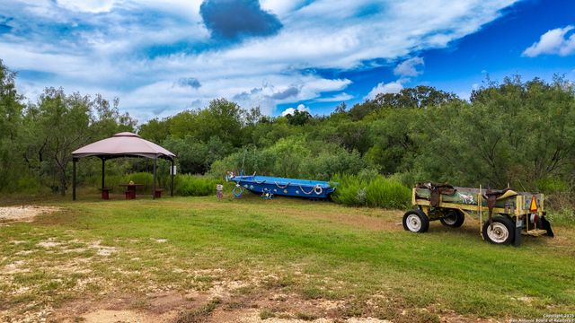 15725 interstate 35, Moore, TX 78057