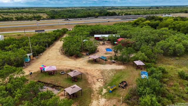 15725 interstate 35, Moore, TX 78057
