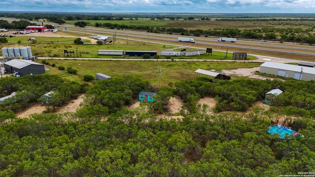 15725 interstate 35, Moore, TX 78057