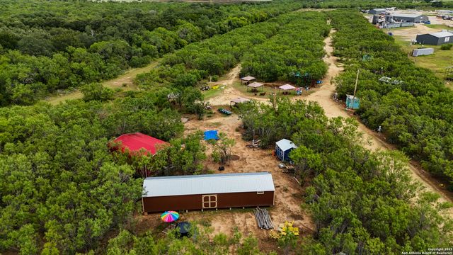 15725 interstate 35, Moore, TX 78057