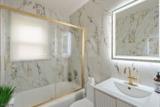 18 W Grochowiak St, South River Boro, NJ 08882