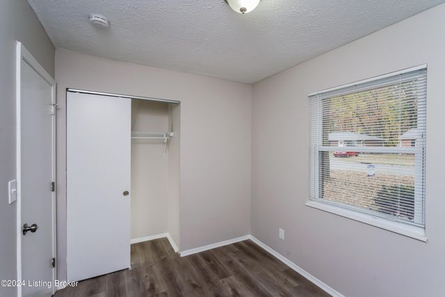 8903 Willowcreek Dr, Louisville, KY 40219