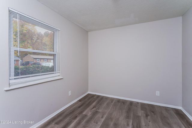 8903 Willowcreek Dr, Louisville, KY 40219