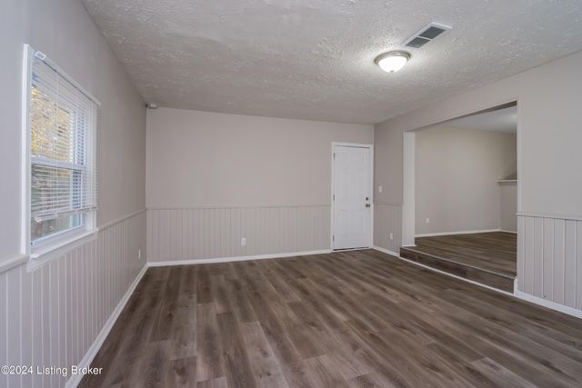 8903 Willowcreek Dr, Louisville, KY 40219