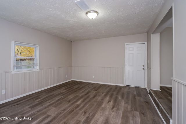 8903 Willowcreek Dr, Louisville, KY 40219