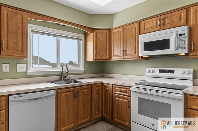 17 Dorchester Drive 17D, Monroe, NJ 08831