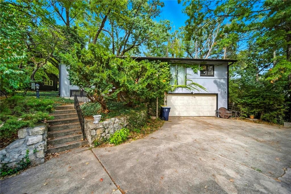 106 NW Greentree Lane, Kansas City, MO 64116