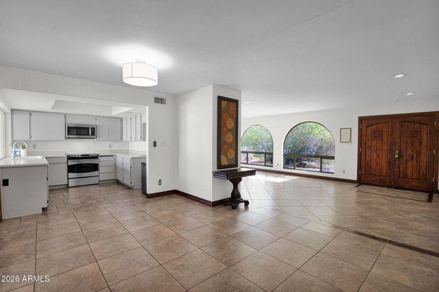 2818 E CALAVEROS Drive, Phoenix, AZ 85028