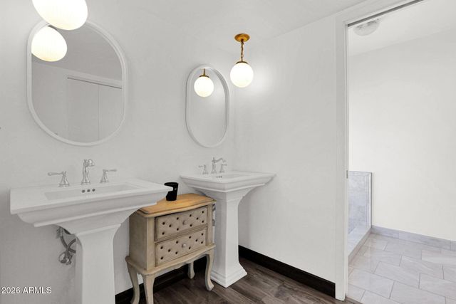 2818 E CALAVEROS Drive, Phoenix, AZ 85028