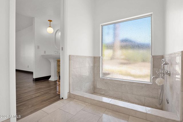 2818 E CALAVEROS Drive, Phoenix, AZ 85028