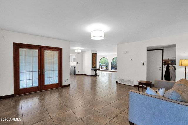 2818 E CALAVEROS Drive, Phoenix, AZ 85028