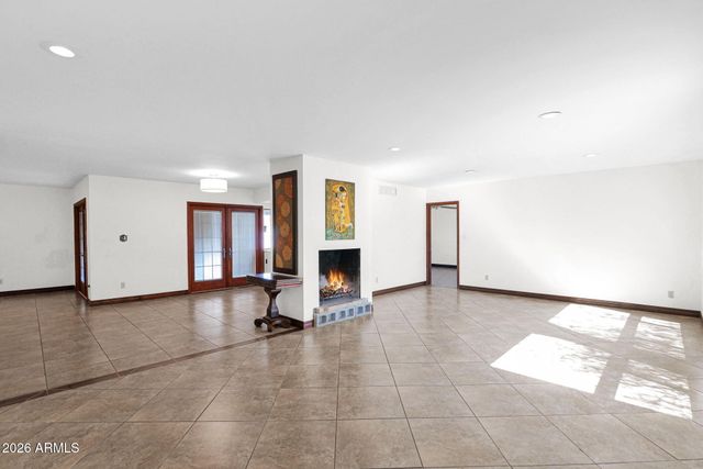 2818 E CALAVEROS Drive, Phoenix, AZ 85028