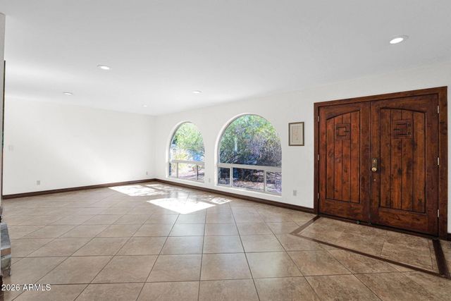 2818 E CALAVEROS Drive, Phoenix, AZ 85028