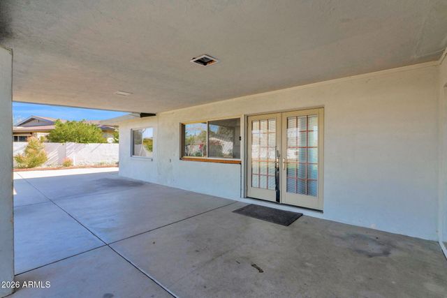 2818 E CALAVEROS Drive, Phoenix, AZ 85028